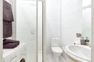 キーウにあるL16 NEW MODERN APARTMENT IN CENTER CITY CLEAN AND COZY MAIN streetの白いバスルーム(トイレ、シンク付)