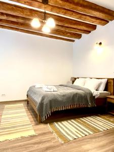 ein Schlafzimmer mit einem Bett und einer Holzdecke in der Unterkunft CERO Brasov in Braşov