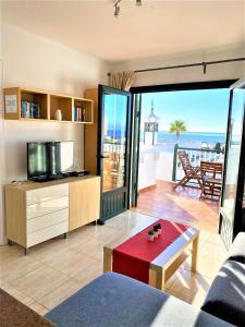 salon z widokiem na ocean w obiekcie Casa Josephine Lanzarote, spectacular sea views & FREE WiFi w Puerto del Carmen