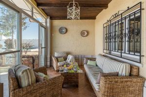 Khu vực ghế ngồi tại Waou Deluxe Cottage Titulcia