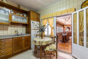 Nhà bếp/bếp nhỏ tại Waou Deluxe Cottage Titulcia +29 ảnh