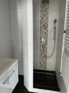 A bathroom at Zimmer & Appartements am Schloßplatz