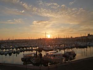 - une vue sur un port avec des bateaux dans l'eau dans l'établissement Les Voiles D'Olona, vue sur le port de plaisance, à Les Sables-dʼOlonne