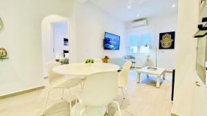 biała jadalnia z białym stołem i krzesłami w obiekcie Stunning Cozy Apartment in Athens w Atenach