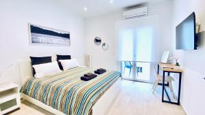 sypialnia z łóżkiem, biurkiem i telewizorem w obiekcie Stunning Cozy Apartment in Athens w Atenach