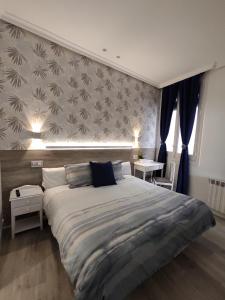 マドリードにあるホステル アルファロのベッドルーム1室(壁に大型ベッド1台付)