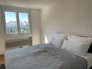 Rúm í herbergi á Skyloft Apartment Feldkirch