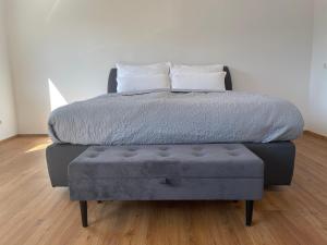 Rúm í herbergi á Skyloft Apartment Feldkirch