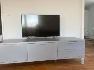 En TV eller et underholdningssystem på Skyloft Apartment Feldkirch