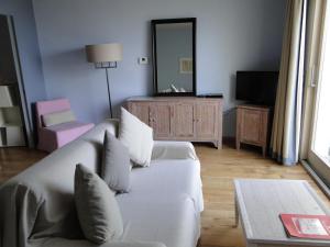 A television and/or entertainment centre at Appartamenti Vacanze Marina di Scarlino