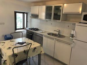 Kuchyňa alebo kuchynka v ubytovaní Studio apartment in Lumbarda with Seaview, Terrace, Air condition, WIFI (128-3)