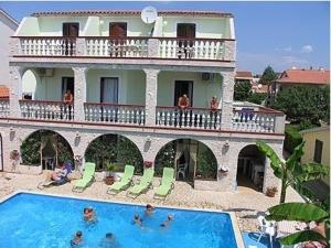 budynek z basenem przed domem w obiekcie Medulin rooms with terrace, air conditioning (3488-5) w Medulinie