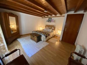 sypialnia z łóżkiem i drewnianą podłogą w obiekcie Casa del Carabinero w mieście Fermoselle