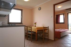 kuchnia i jadalnia ze stołem i krzesłami w obiekcie Apartment in Porec with Balcony, Air conditioning, Wi-Fi (3794-5) w Poreču