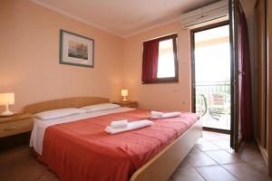 Łóżko lub łóżka w pokoju w obiekcie Apartment in Porec with Balcony, Air conditioning, Wi-Fi (3794-5)