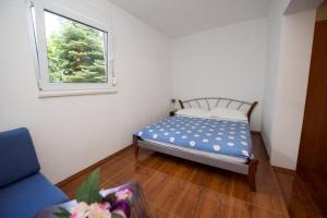 Posteľ alebo postele v izbe v ubytovaní Apartment in Duce with sea view, terrace, air conditioning, Wi-Fi (132-10)