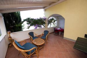 Posedenie v ubytovaní Apartment in Duce with sea view, terrace, air conditioning, Wi-Fi (132-10)