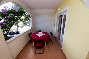 Fotografia z galérie ubytovania Apartment in Duce with sea view, terrace, air conditioning, Wi-Fi (132-10) v destinácii Duće
