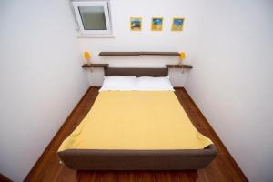 Posteľ alebo postele v izbe v ubytovaní Apartment in Duce with sea view, terrace, air conditioning, Wi-Fi (132-10)