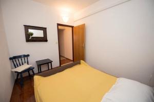 Posteľ alebo postele v izbe v ubytovaní Apartment in Duce with sea view, terrace, air conditioning, Wi-Fi (132-10)