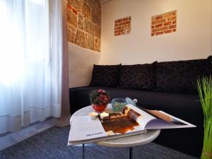 una sala de estar con una mesa con un pastel. en Apartment Herc, en Split