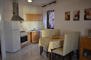 Kuchyň nebo kuchyňský kout v ubytování Apartment in Supetarska Draga with sea view, terrace, air conditioning, WiFi 4552-9