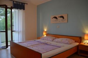 Postel nebo postele na pokoji v ubytování Apartment in Supetarska Draga with sea view, terrace, air conditioning, WiFi 4552-9