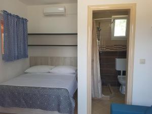 Posteľ alebo postele v izbe v ubytovaní Holiday house in Pakoštane with sea view, terrace, air conditioning, Wi-Fi (4852-1) + 33 fotografií