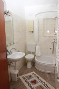 Kúpeľňa v ubytovaní Apartment in Trogir with Terrace, Air conditioning, Wi-Fi (4787-1)