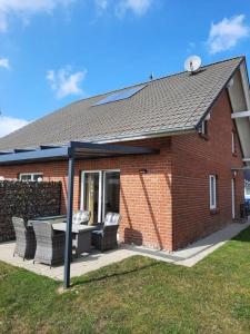 a brick house with a patio with a table and chairs at Aaron in Zierow