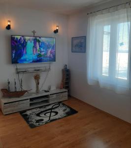 Televízia a/alebo spoločenská miestnosť v ubytovaní Kuća za odmor Leptirić + 37 fotografií