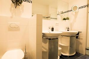 a bathroom with two sinks and a toilet at fewo1846 - Baltic Lodge - komfortable Maisonettewohnung mit 3 Schlafzimmern, Balkon und Blick auf die Marina Sonwik in Flensburg +20 photos