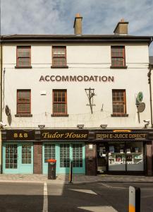 un edificio in una strada con un negozio di Tudor House Guest House a Dungarvan