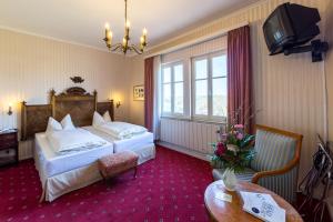 Historik Hotel Goldener Hirsch Rothenburg tesisinde bir odada yatak veya yataklar