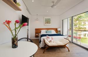 Sables d'Or Luxury Apartments tesisinde bir odada yatak veya yataklar