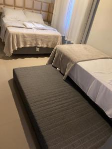 ペーニャにあるBela Lisboaのベッド2台が隣同士に設置された部屋です。