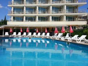 Bazén v ubytování Deva Hotel - All Inclusive nebo v jeho okolí