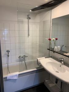 Koupelna v ubytování Hotel Au Quartier + 33 fotografií