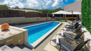Bazén v ubytování Beautiful Istrian Villa Patrick with a pool nebo v jeho okolí