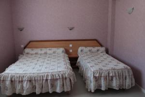 Un pat sau paturi într-o cameră la Hôtel Ladagnous