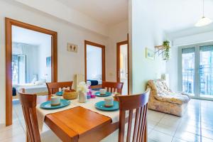 ein Esszimmer und ein Wohnzimmer mit einem Tisch und Stühlen in der Unterkunft Appartamento Il Timone 1 Piano - MyHo Casa in Alba Adriatica