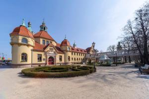 duży budynek z wieżą na szczycie w obiekcie Blue Mandarin Apartments III Haffnera w mieście Sopot