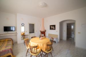 TV a/nebo společenská místnost v ubytování Villa Biagio 1945 - doppio terrazzo panoramico vista mare immersa nella natura con parco giochi