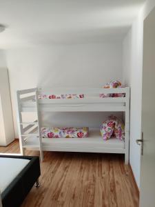 1 dormitorio con 2 literas y escalera en Apartment Tony, en Interlaken