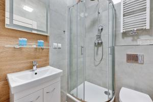 łazienka z prysznicem, toaletą i umywalką w obiekcie Blue Mandarin Apartments III Haffnera w mieście Sopot +37 zdjęć
