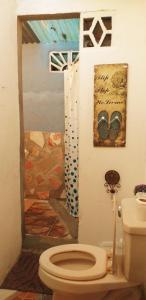 bagno con servizi igienici e un dipinto sul muro di La Casita de Don Daniel a Valle de Anton Altre 37 foto