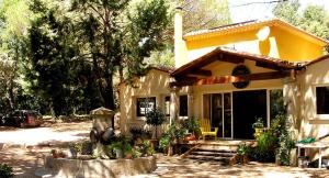 ヴェール・ポン・デュ・ガルにあるLe Mazet des Cigalesの小黄色の家