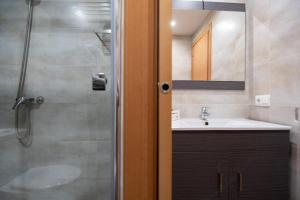 ein Badezimmer mit Waschbecken und Dusche in der Unterkunft Attic Deltarelax in Deltebre + 9 Fotos