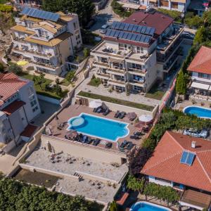 una vista aérea de un complejo con piscina en Solinaria Boutique Hotel en Sozopol