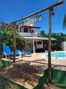 - une vue sur la maison depuis la piscine dans l'établissement Pousada Caribe itacimirim, à Itacimirim
